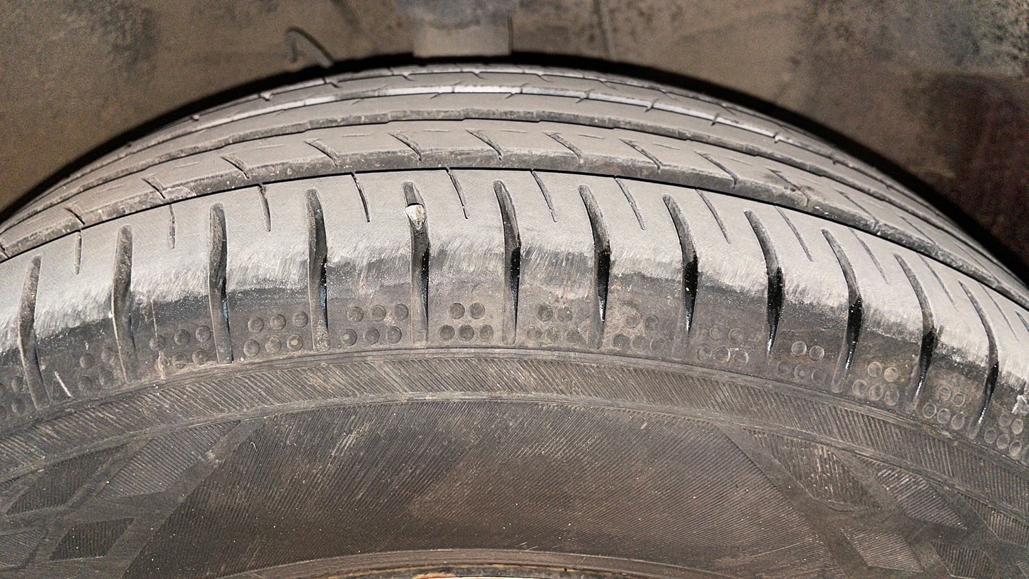 Used 2016 Hyundai Elite i20 Sportz 1.2 Petrol Manual tyres RIGHT FRONT TYRE TREAD VIEW
