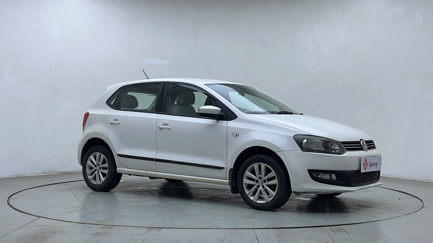 Used 2013 Volkswagen Polo Highline1.2L (P) Petrol Manual exterior RIGHT FRONT CORNER VIEW