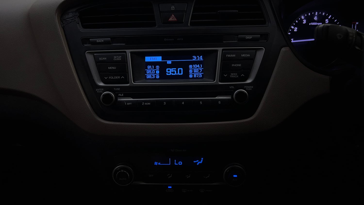 Used 2016 Hyundai Elite i20 Sportz 1.2 Petrol Manual top_features Integrated (in-dash) music system