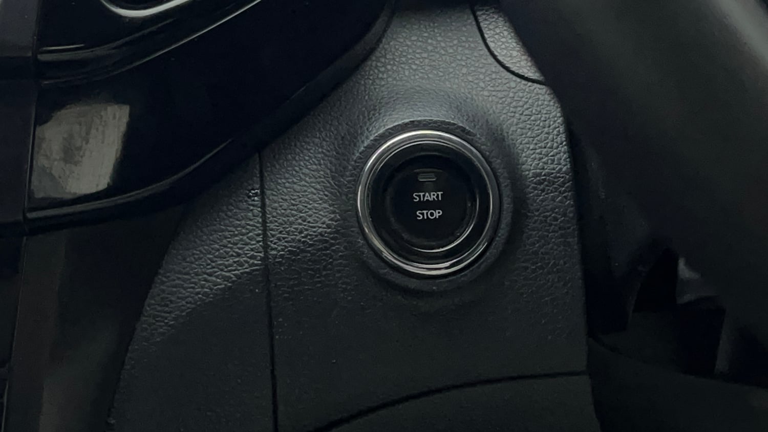 Used 2024 Mahindra XUV400 EL 39.4 KWH Dual Tone Electric Automatic top_features Keyless start