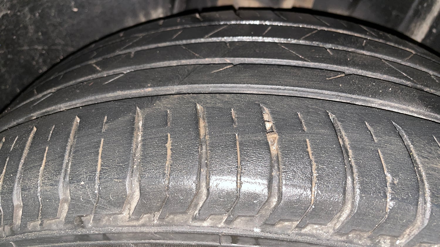 Used 2022 Volkswagen Virtus Topline 1.0 TSI AT Petrol Automatic tyres RIGHT REAR TYRE TREAD VIEW