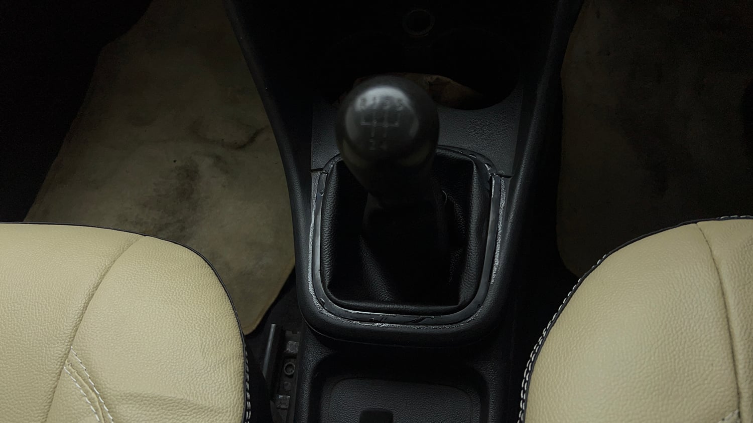 Used 2014 Volkswagen Polo Comfortline 1.2L (P) Petrol Manual interior GEAR  KNOB VIEW