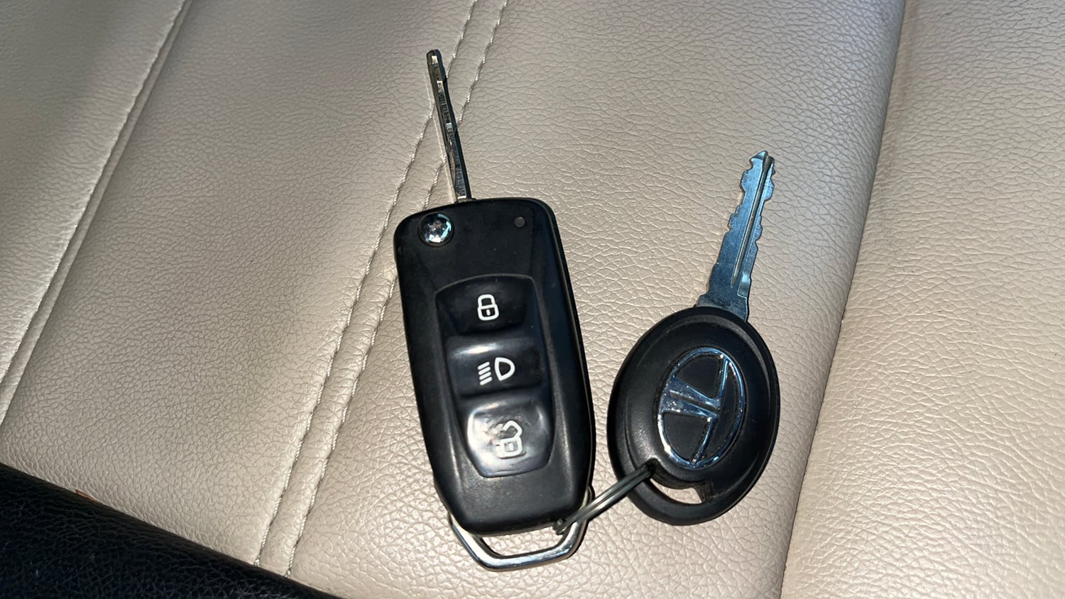 Used 2018 Tata Tiago Revotron XZ Petrol Manual extra CAR KEY VIEW