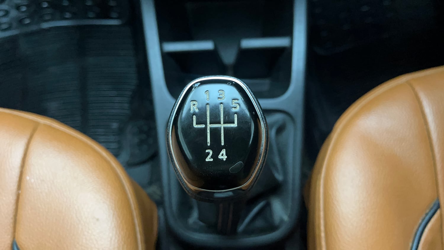 Used 2022 Renault Kwid RXT 1.0 (O) Petrol Manual interior GEAR  KNOB VIEW