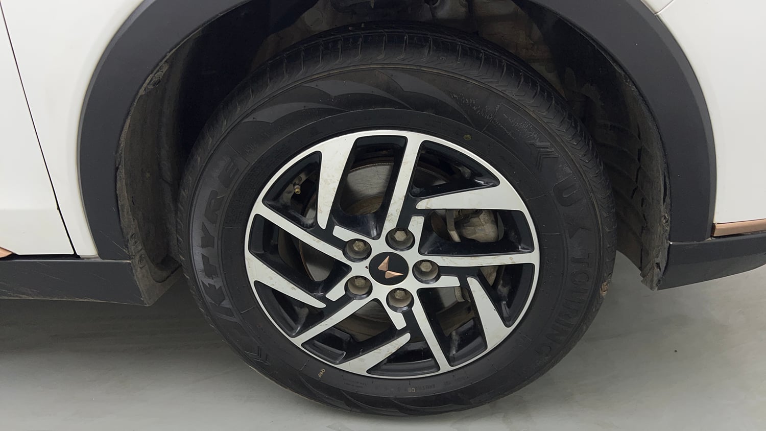 Used 2024 Mahindra XUV400 EL 39.4 KWH Dual Tone Electric Automatic tyres RIGHT FRONT TYRE RIM VIEW