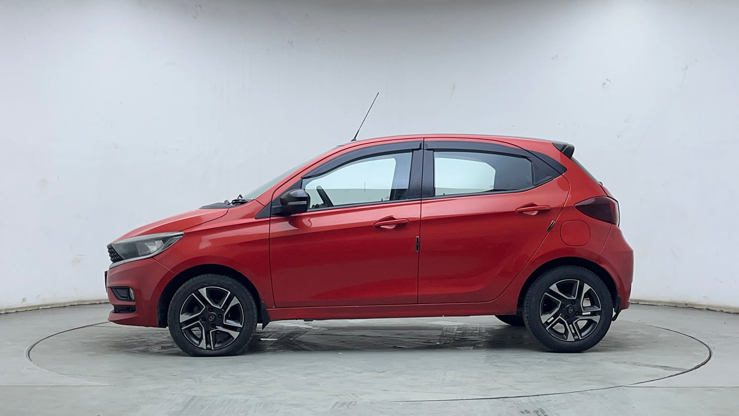 Used 2020 Tata Tiago XZ Plus Dual Tone Petrol Manual exterior LEFT SIDE VIEW