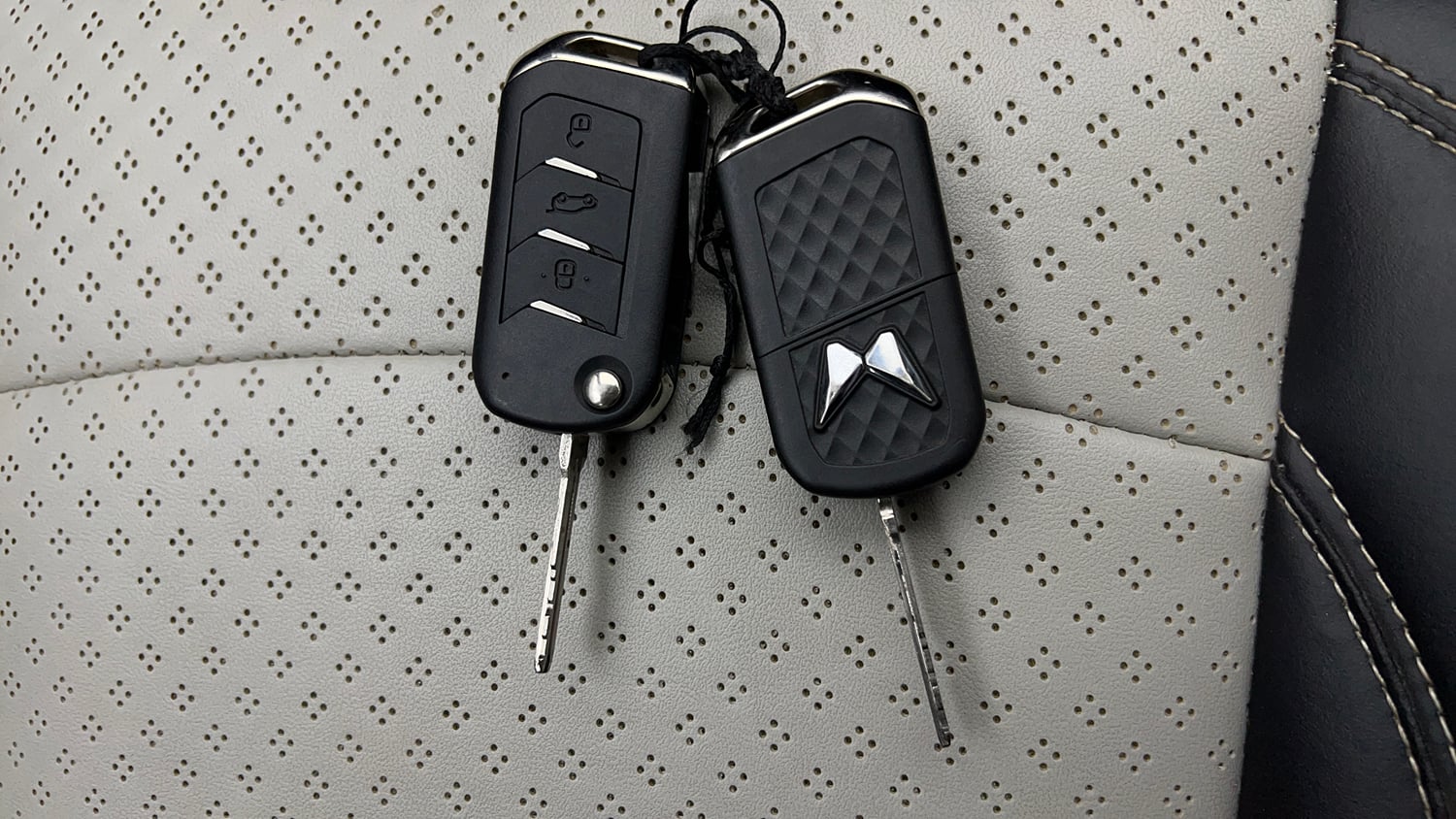 Used 2024 Mahindra XUV700 AX 5 Diesel AT 7 STR Diesel Automatic extra CAR KEY VIEW