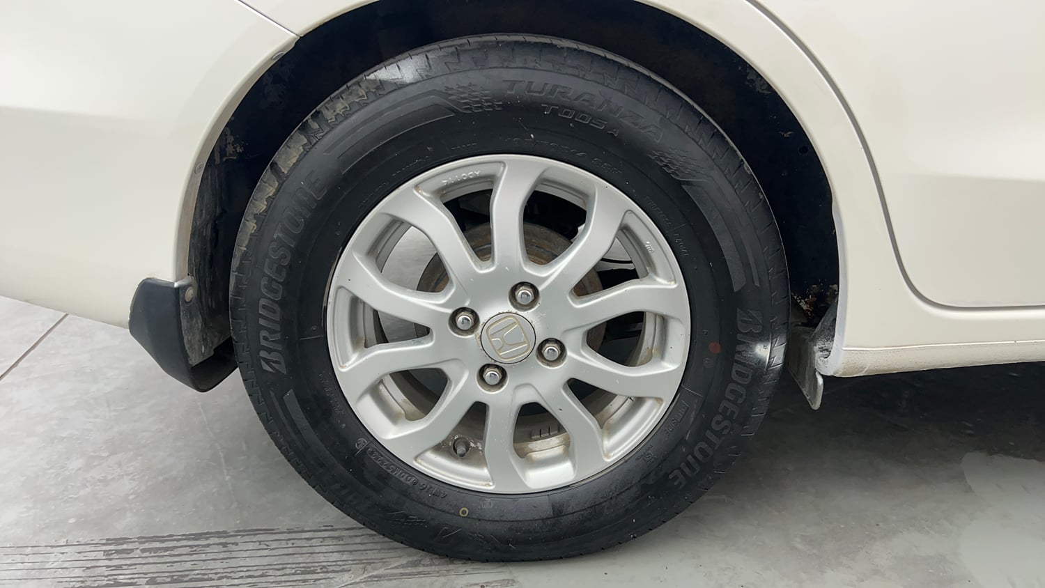 Used 2014 Honda Amaze 1.2 VX AT i-VTEC Petrol Automatic tyres RIGHT REAR TYRE RIM VIEW