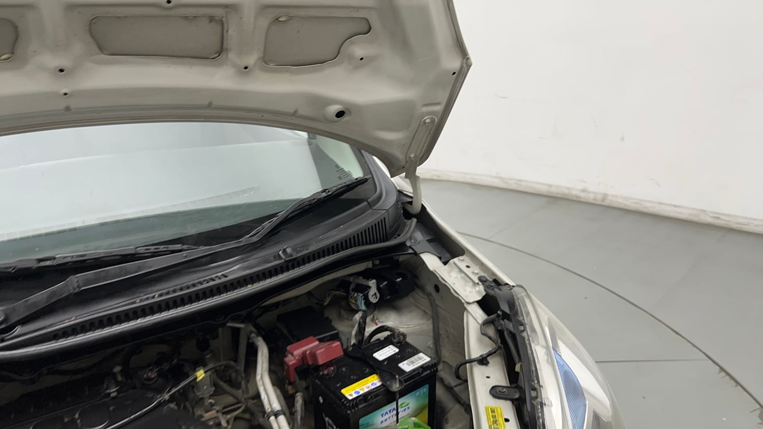 Used 2014 Maruti Suzuki Wagon R VXI Petrol Manual engine ENGINE LEFT SIDE HINGE & APRON VIEW