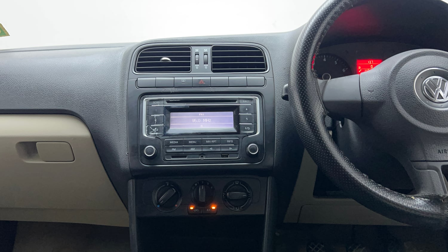 Used 2014 Volkswagen Polo Comfortline 1.2L (P) Petrol Manual interior MUSIC SYSTEM & AC CONTROL VIEW