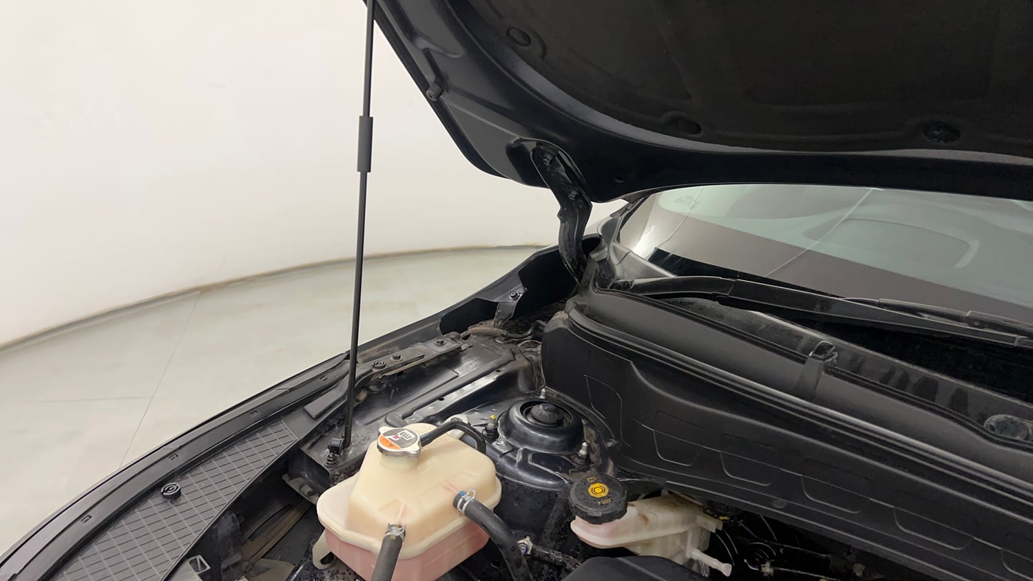 Used 2022 Kia Seltos X Line 1.4 DCT Petrol Automatic engine ENGINE RIGHT SIDE HINGE & APRON VIEW
