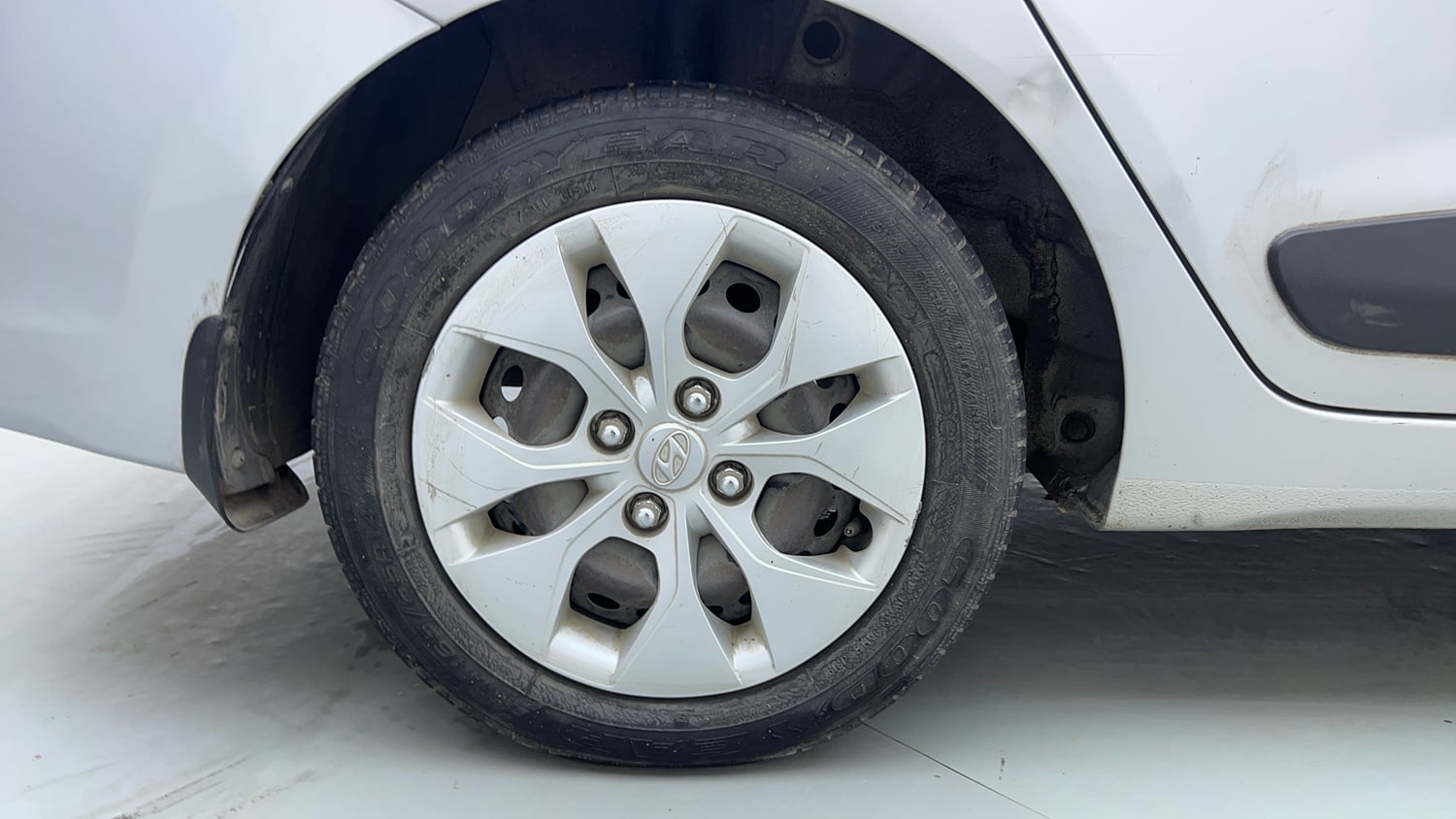Used 2014 Hyundai Xcent S 1.2 Petrol Manual tyres RIGHT REAR TYRE RIM VIEW