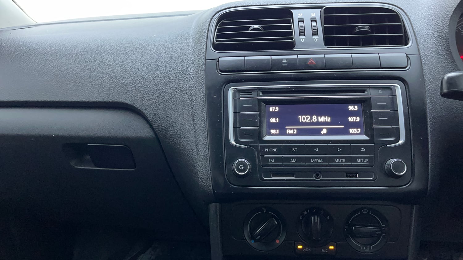 Used 2020 Volkswagen Polo Comfortline Plus 1.0L MPI Petrol Manual interior MUSIC SYSTEM & AC CONTROL VIEW
