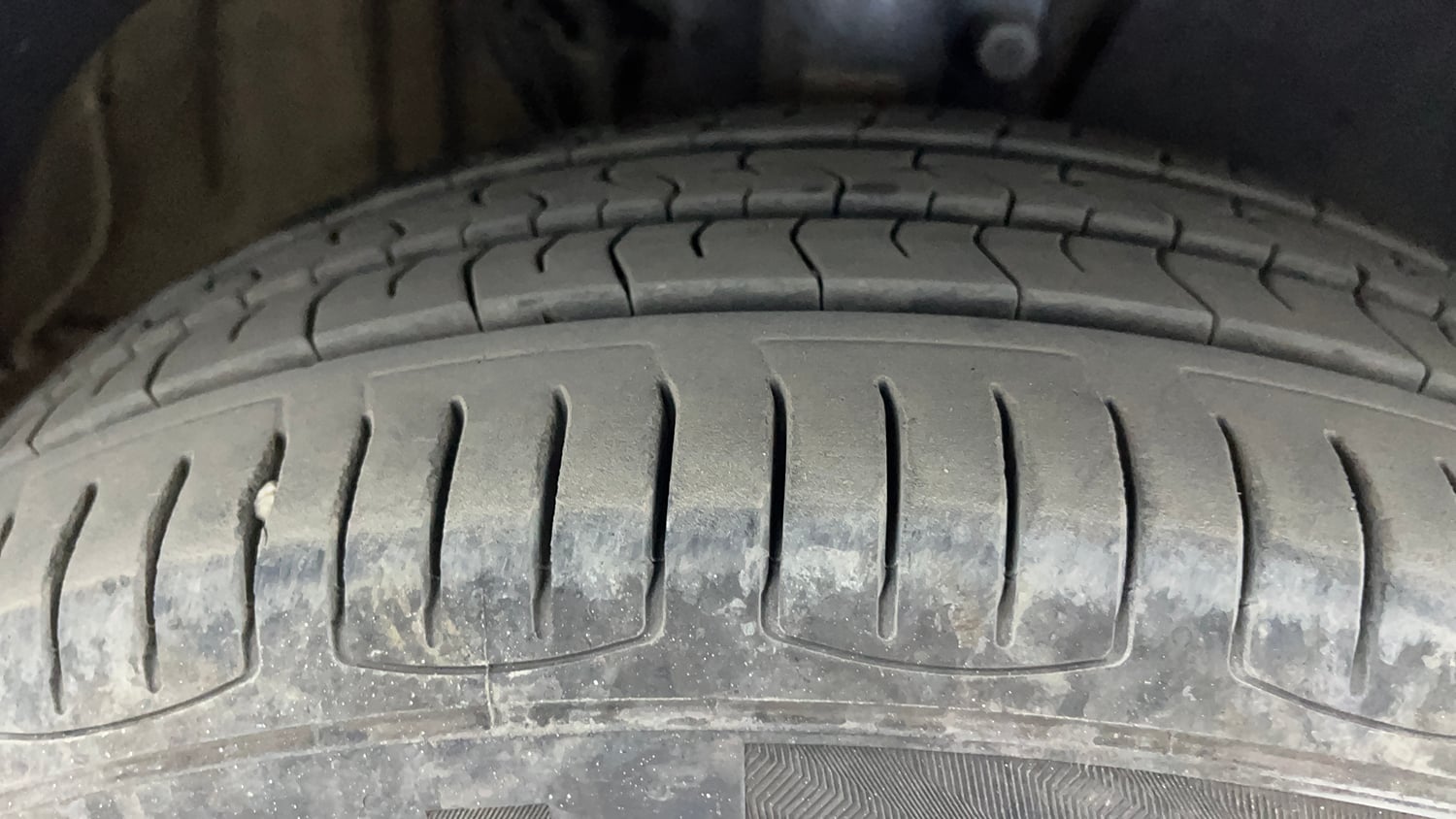 Used 2020 Volkswagen Polo Comfortline Plus 1.0L MPI Petrol Manual tyres RIGHT FRONT TYRE TREAD VIEW