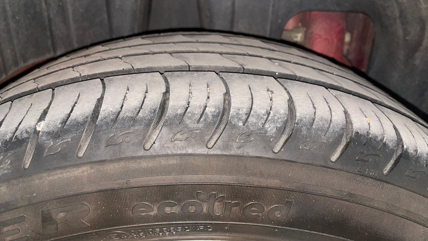 Used 2021 Mahindra XUV 300 W8 1.2 Petrol Petrol Manual tyres RIGHT REAR TYRE TREAD VIEW