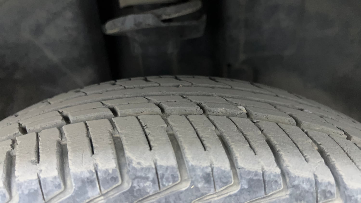 Used 2018 Renault Kwid 1.0 RXT AMT Opt Petrol Automatic tyres RIGHT FRONT TYRE TREAD VIEW
