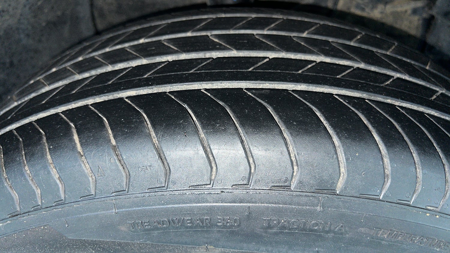 Used 2025 Maruti Suzuki Victoris ZXI+ (O) THS 2W Hybrid Automatic tyres RIGHT FRONT TYRE TREAD VIEW