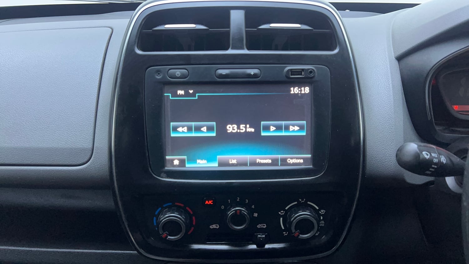 Used 2018 Renault Kwid 1.0 RXT AMT Opt Petrol Automatic interior MUSIC SYSTEM & AC CONTROL VIEW