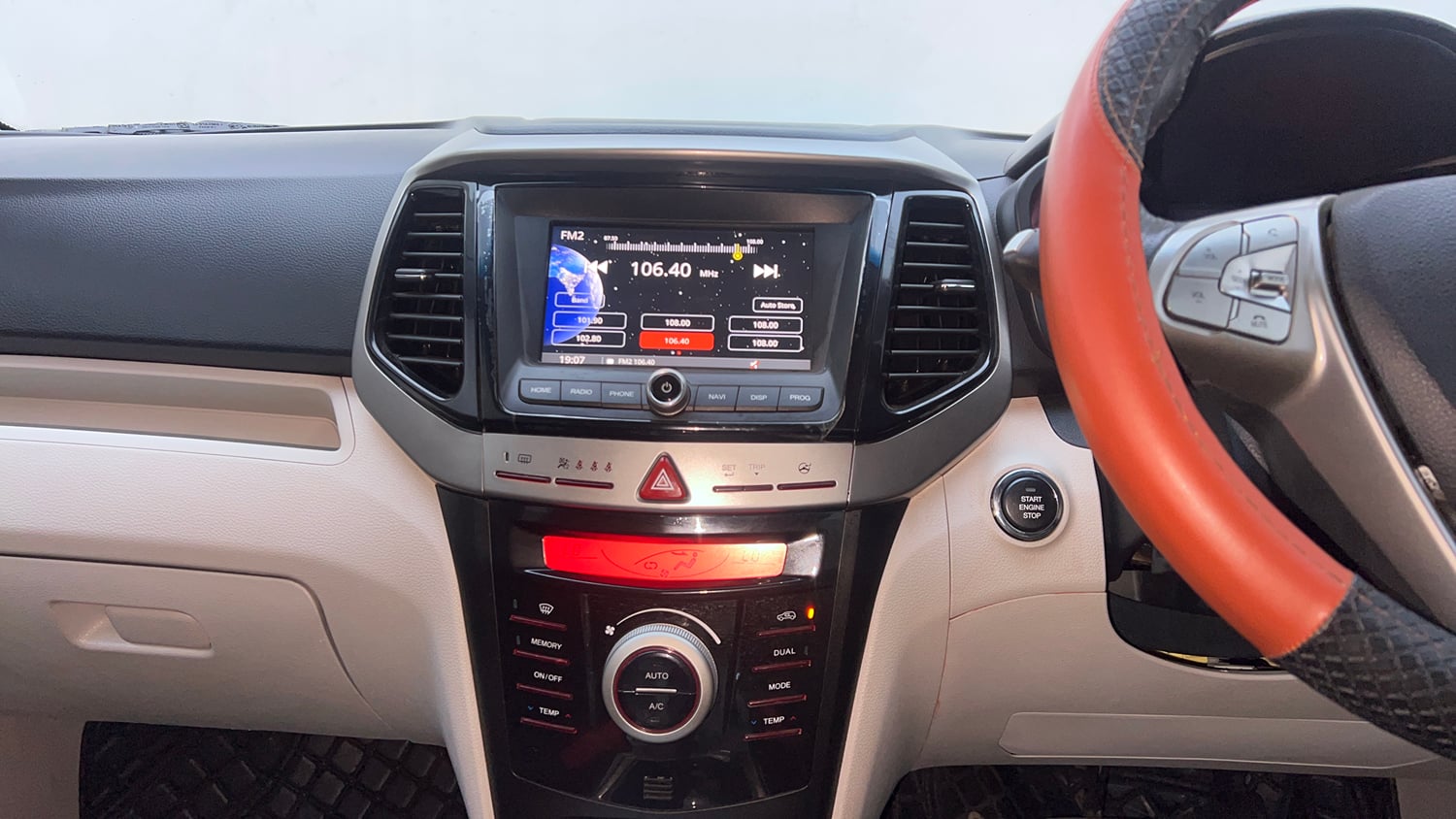 Used 2021 Mahindra XUV 300 W8 (O) 1.2 Petrol AMT Petrol Automatic interior MUSIC SYSTEM & AC CONTROL VIEW