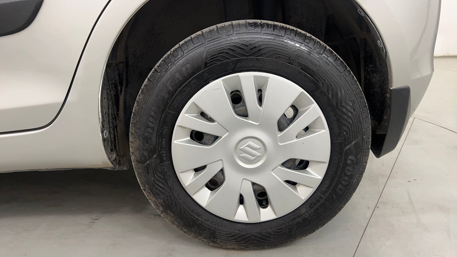 Used 2014 Maruti Suzuki Swift VXi Petrol Manual tyres LEFT REAR TYRE RIM VIEW