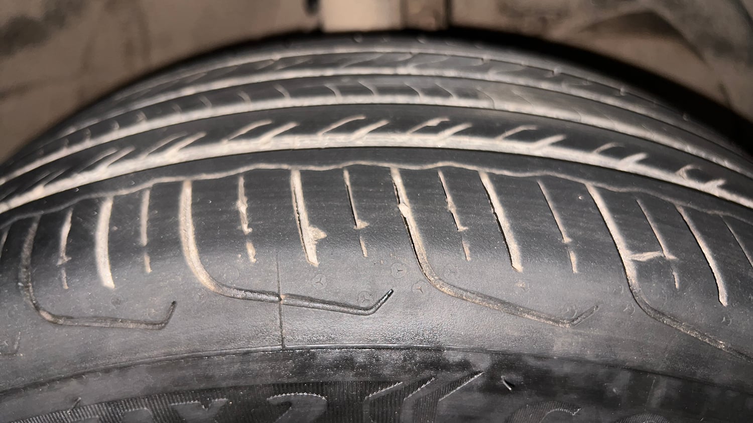 Used 2024 Maruti Suzuki Fronx Alpha 1.0L Turbo 6 AT Petrol Automatic tyres RIGHT FRONT TYRE TREAD VIEW