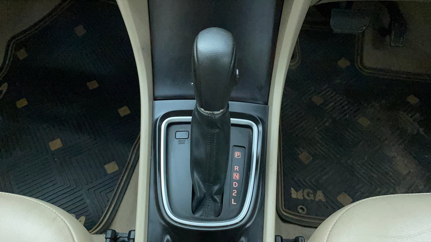 Used 2017 Maruti Suzuki Ciaz ZXi  AT Petrol Automatic interior GEAR  KNOB VIEW