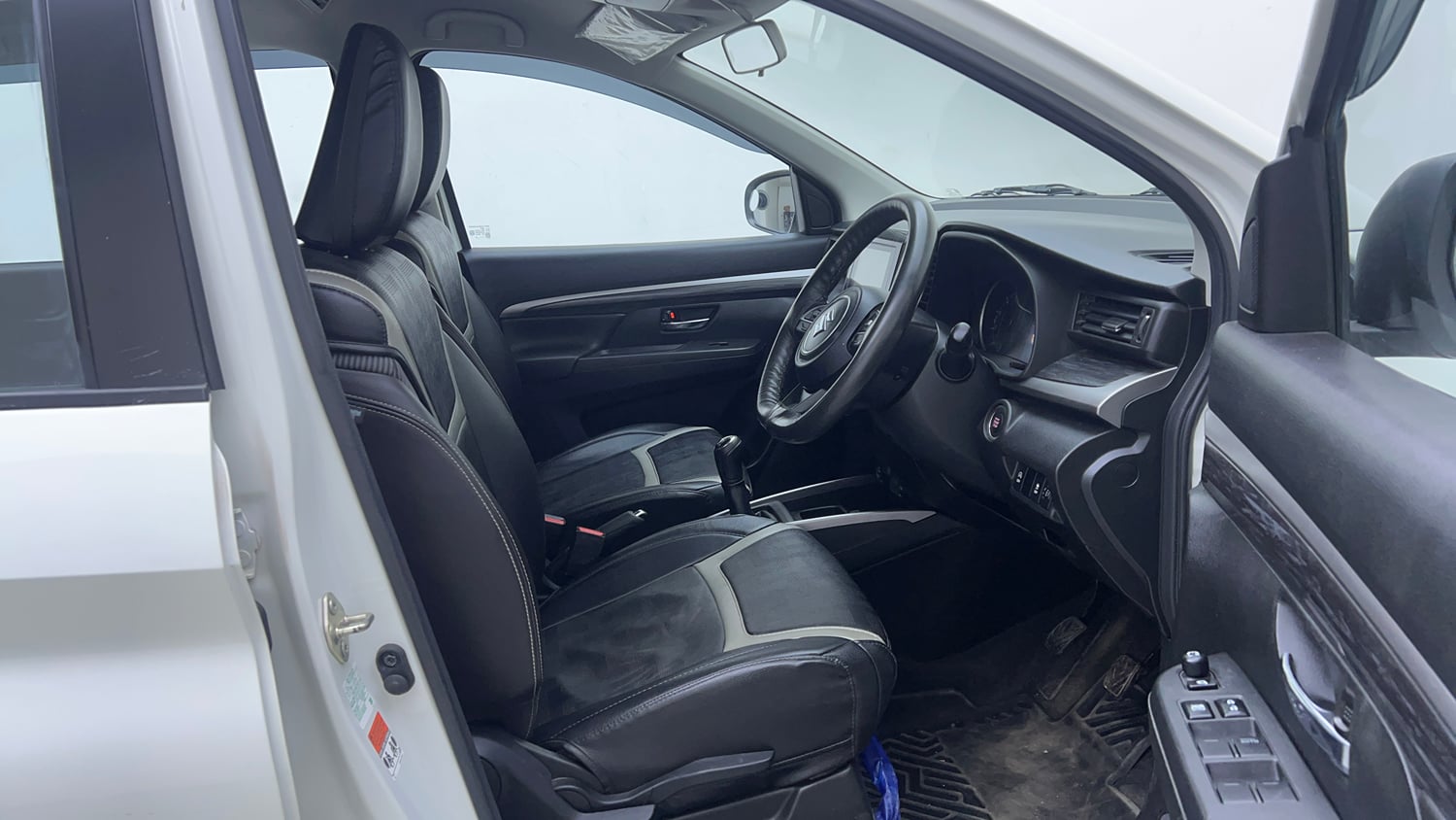 Used 2024 Maruti Suzuki XL6 Zeta MT Petrol Petrol Manual interior RIGHT SIDE FRONT DOOR CABIN VIEW