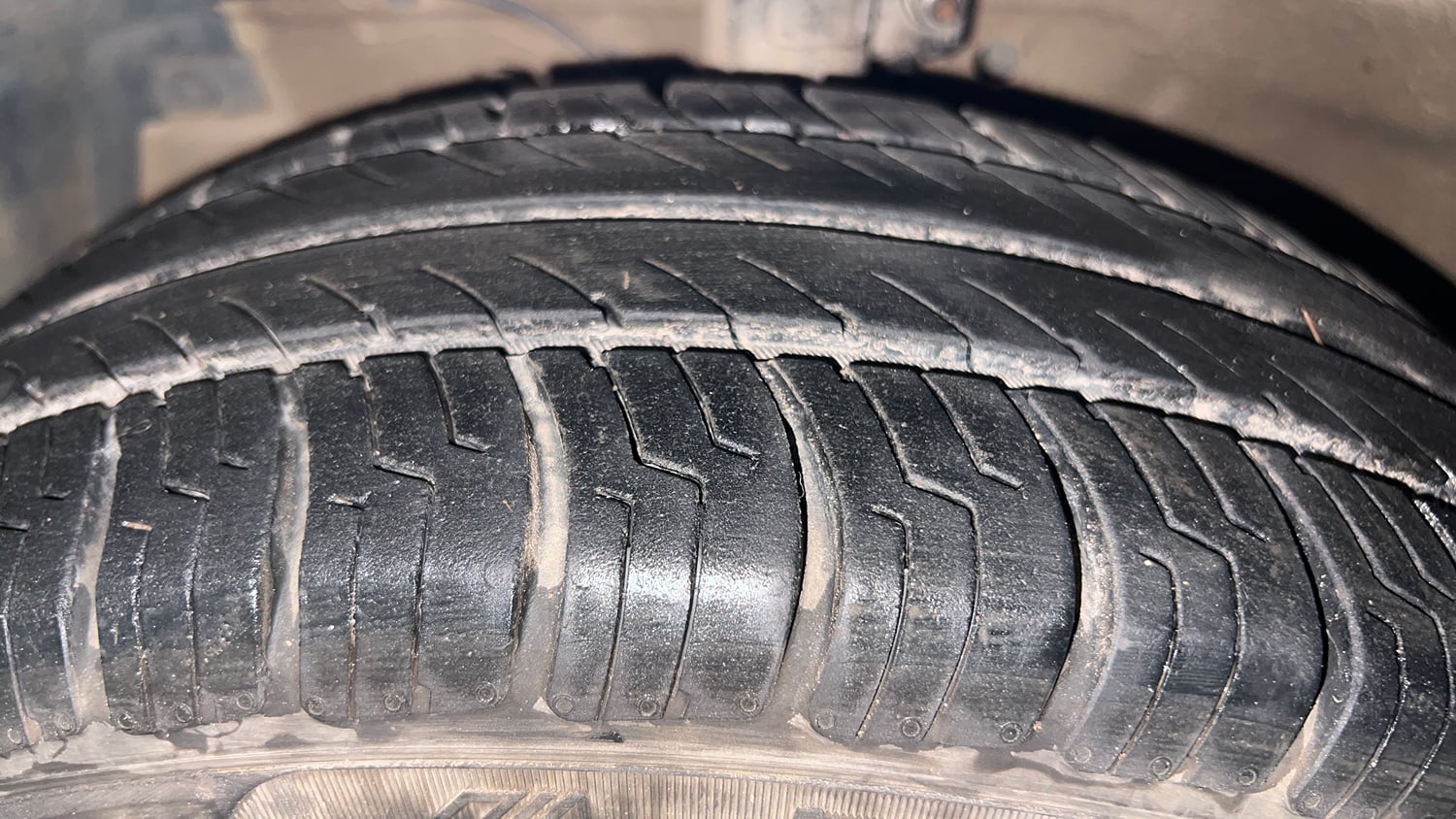Used 2016 Maruti Suzuki Swift ZXi Petrol Manual tyres LEFT FRONT TYRE TREAD VIEW