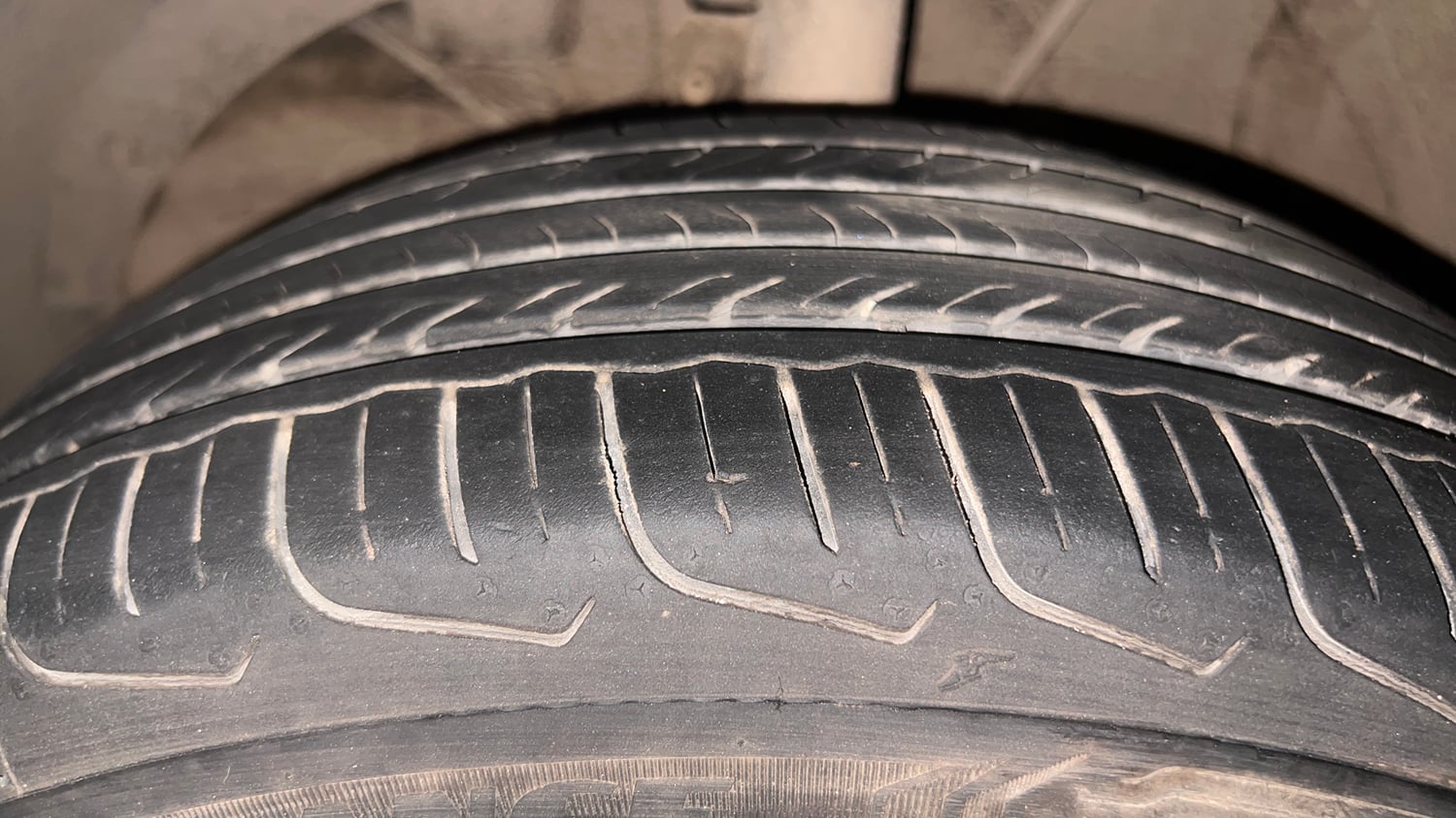 Used 2024 Maruti Suzuki Fronx Alpha 1.0L Turbo 6 AT Petrol Automatic tyres LEFT FRONT TYRE TREAD VIEW