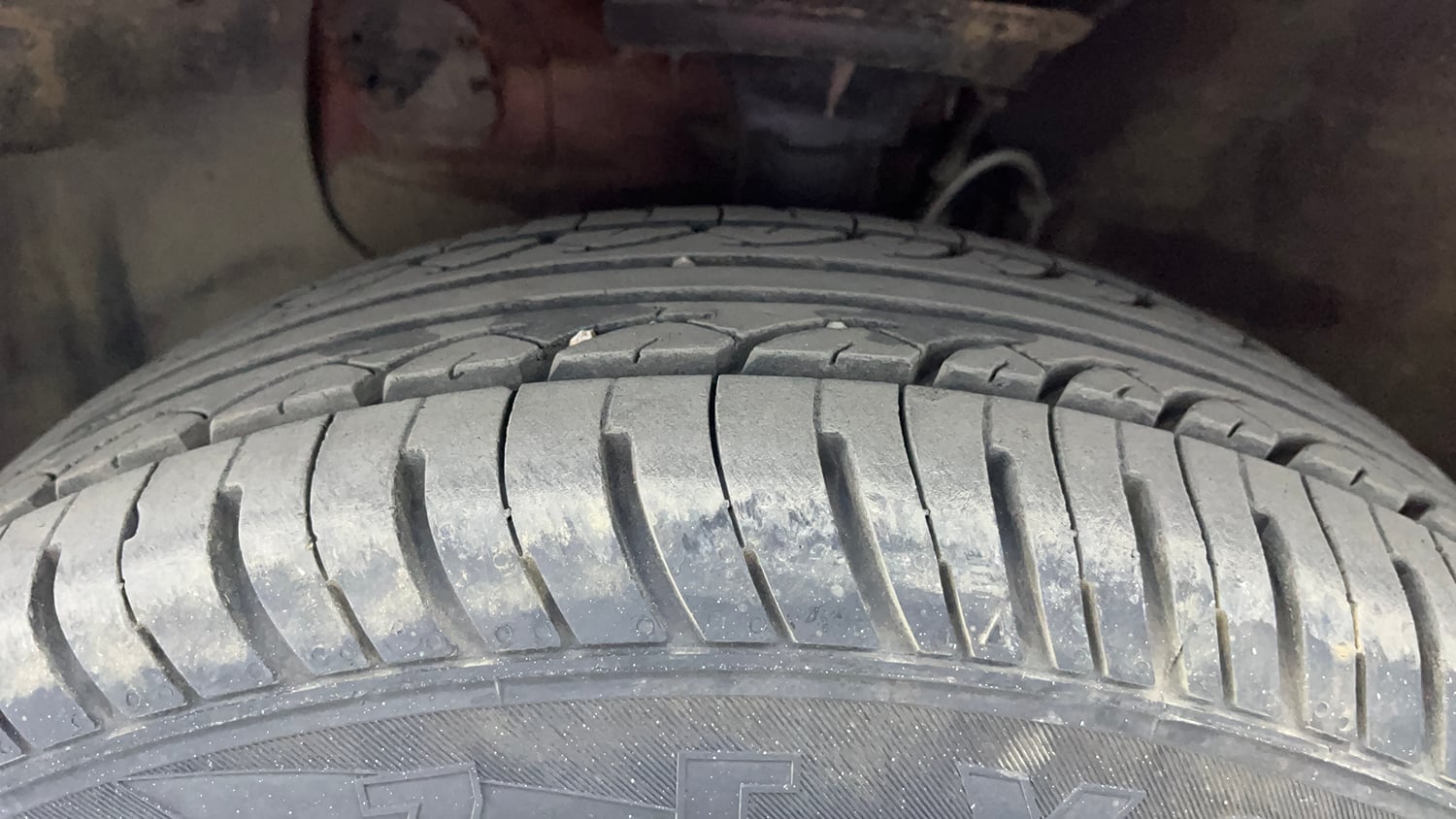 Used 2017 Hyundai Elite i20 Sportz 1.2 Petrol Manual tyres LEFT FRONT TYRE TREAD VIEW