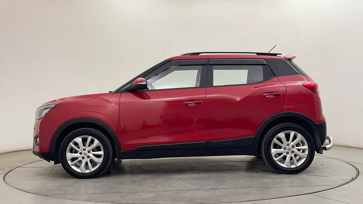 Used 2021 Mahindra XUV 300 W8 1.2 Petrol Petrol Manual exterior LEFT SIDE VIEW