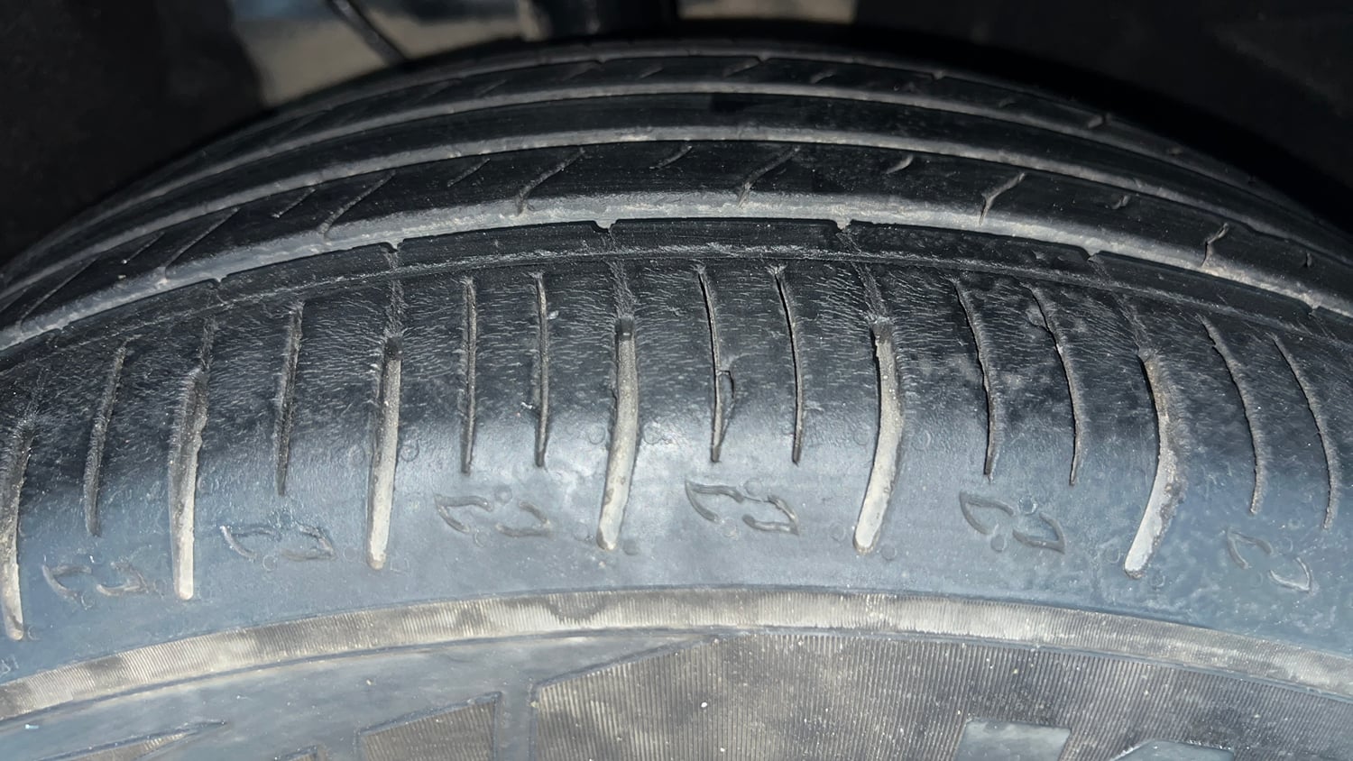 Used 2024 Mahindra XUV700 AX 5 Diesel AT 7 STR Diesel Automatic tyres RIGHT FRONT TYRE TREAD VIEW