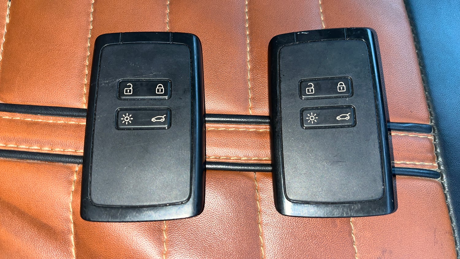 Used 2022 Renault Triber RXZ Dual Tone Petrol Manual extra CAR KEY VIEW
