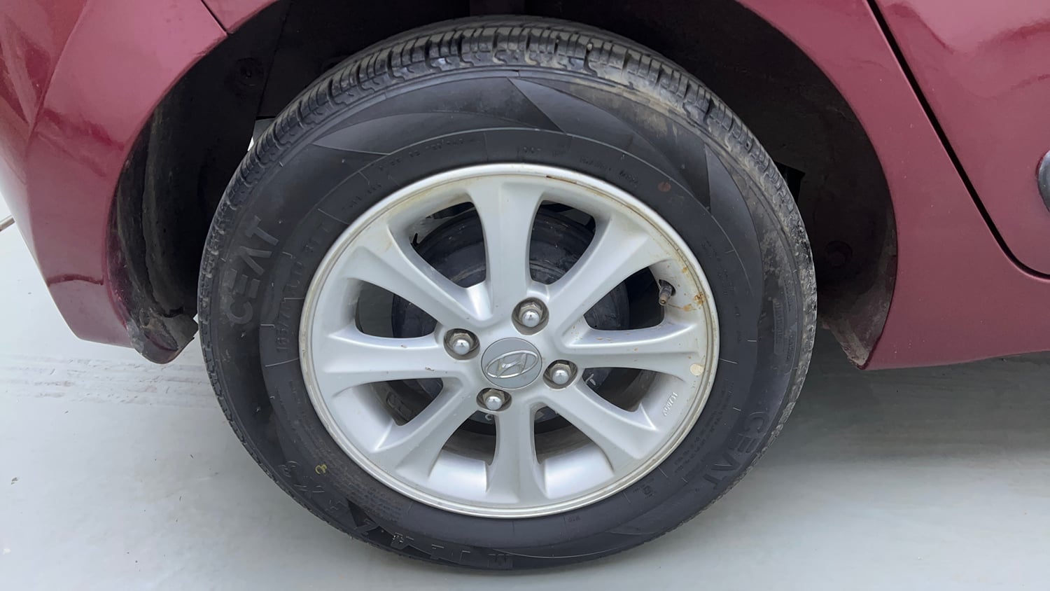 Used 2016 Hyundai Grand i10 Asta 1.2 Kappa VTVT Petrol Manual tyres RIGHT REAR TYRE RIM VIEW