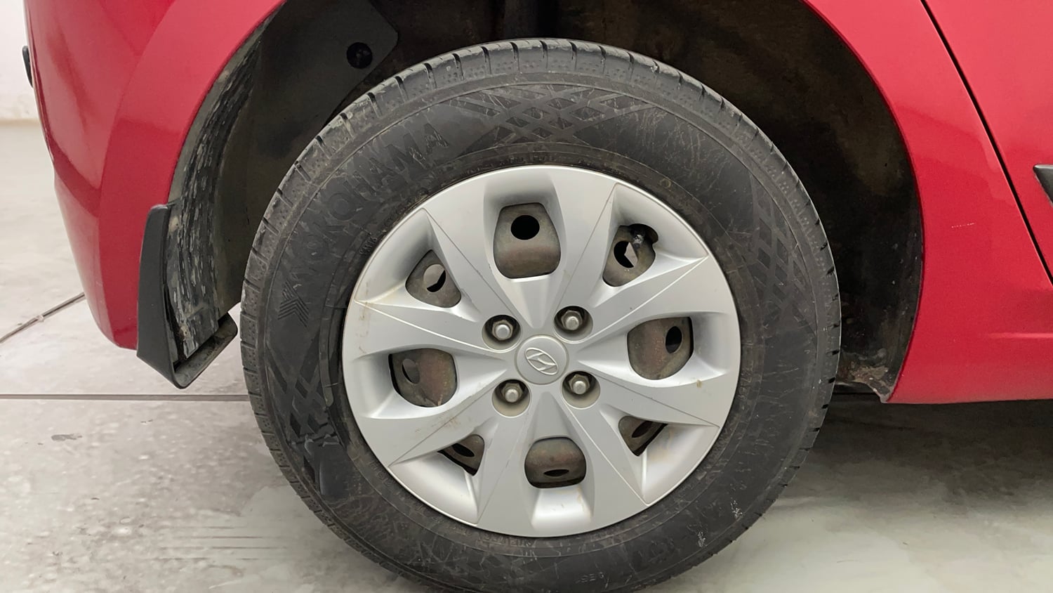 Used 2016 Hyundai Elite i20 Sportz 1.2 Petrol Manual tyres RIGHT REAR TYRE RIM VIEW