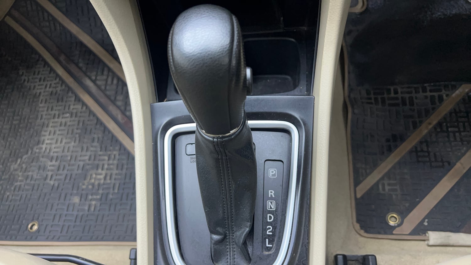 Used 2020 Maruti Suzuki Ciaz Alpha 1.5 AT Petrol Automatic interior GEAR  KNOB VIEW