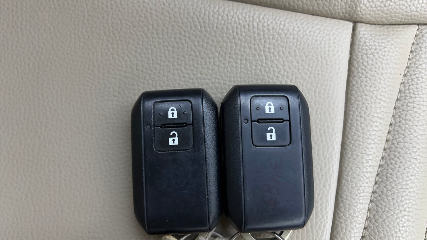Used 2023 Maruti Suzuki Ertiga ZXi (O) CNG Cng Manual extra CAR KEY VIEW