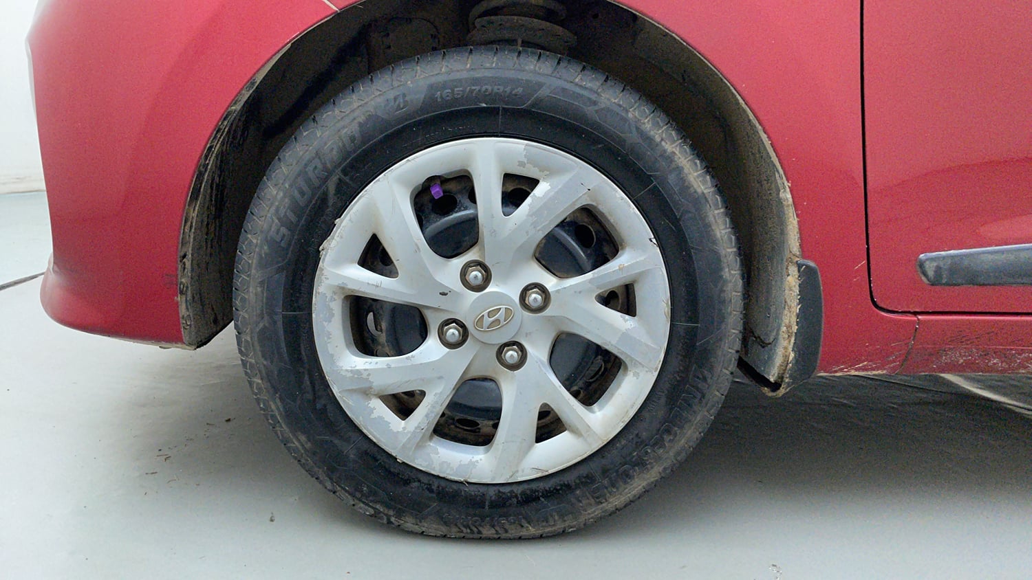 Used 2017 Hyundai Grand i10 Sportz (O) 1.2 Kappa VTVT Petrol Manual tyres LEFT FRONT TYRE RIM VIEW