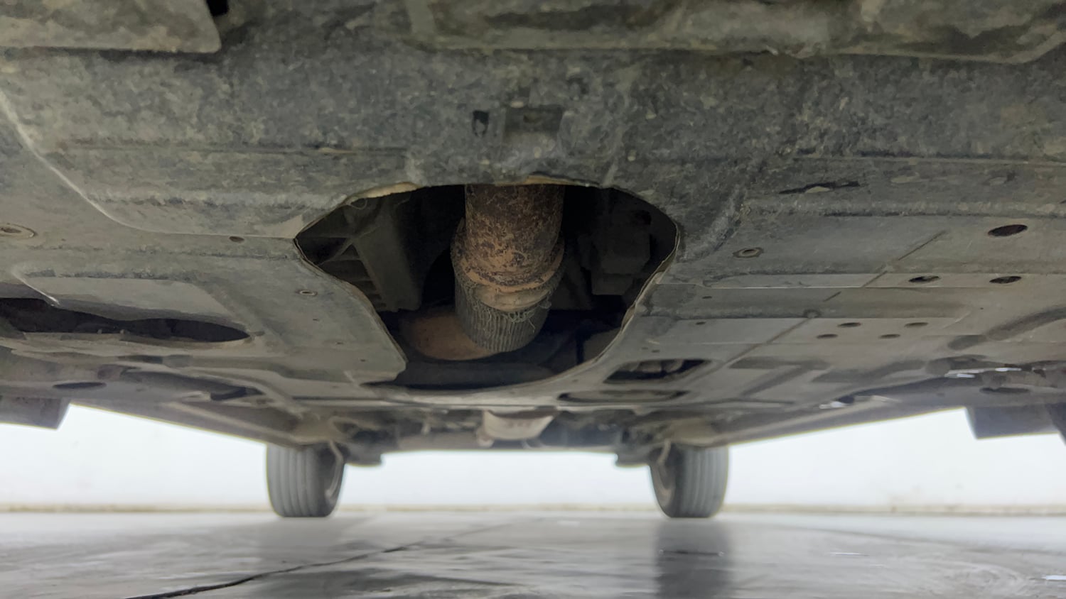 Used 2021 Mahindra XUV 300 W8 (O) 1.2 Petrol AMT Petrol Automatic extra FRONT LEFT UNDERBODY VIEW