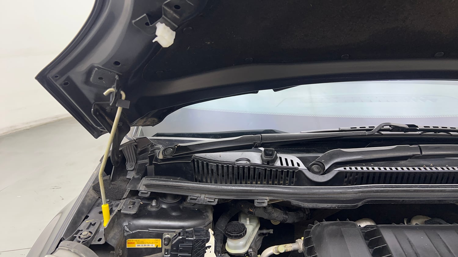 Used 2019 Tata Nexon XMA Diesel Diesel Automatic engine ENGINE RIGHT SIDE HINGE & APRON VIEW