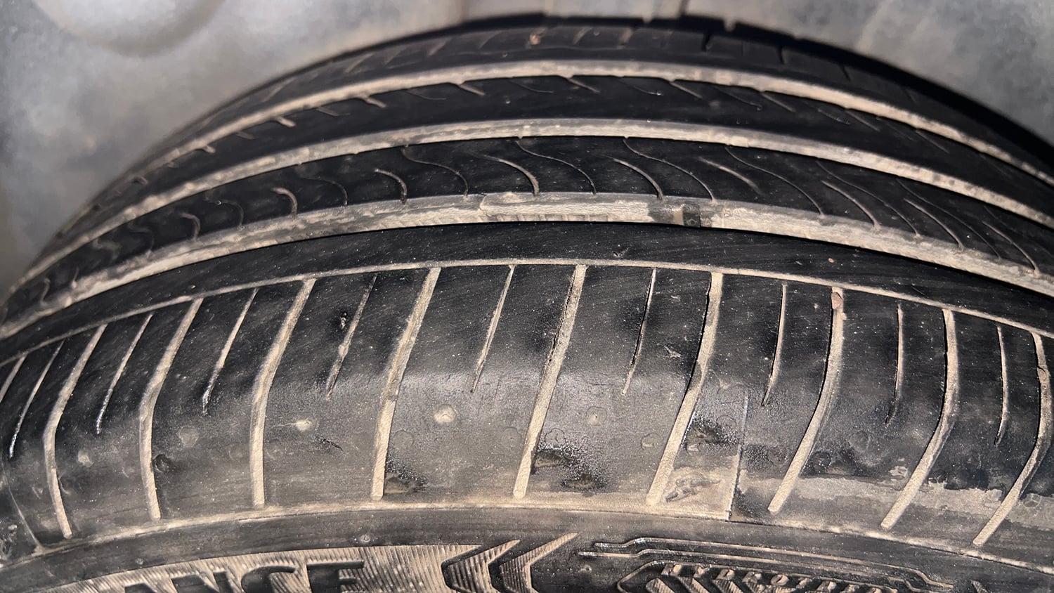 Used 2014 Volkswagen Polo Comfortline 1.2L (P) Petrol Manual tyres RIGHT REAR TYRE TREAD VIEW