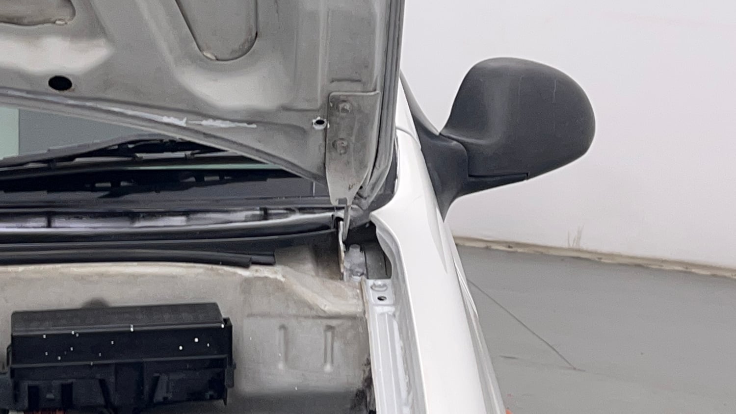 Used 2013 Maruti Suzuki Alto K10 VXi Petrol Manual engine ENGINE LEFT SIDE HINGE & APRON VIEW