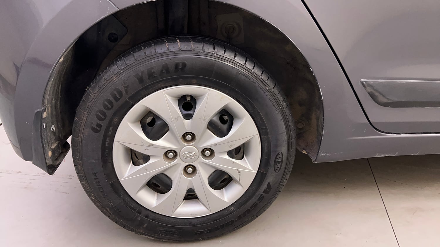 Used 2016 Hyundai Elite i20 Sportz 1.2 Petrol Manual tyres RIGHT REAR TYRE RIM VIEW