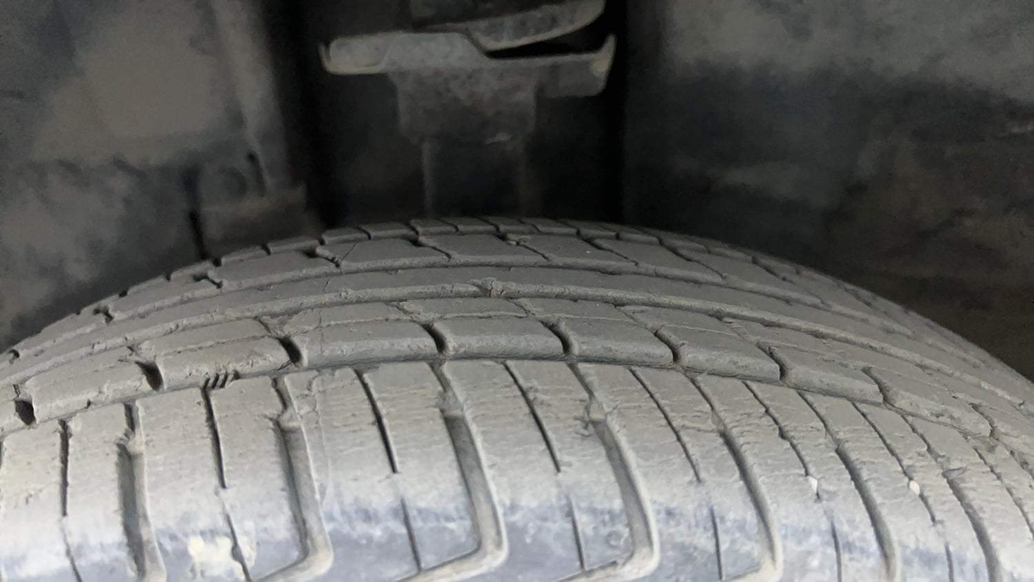 Used 2018 Renault Kwid 1.0 RXT AMT Opt Petrol Automatic tyres LEFT FRONT TYRE TREAD VIEW