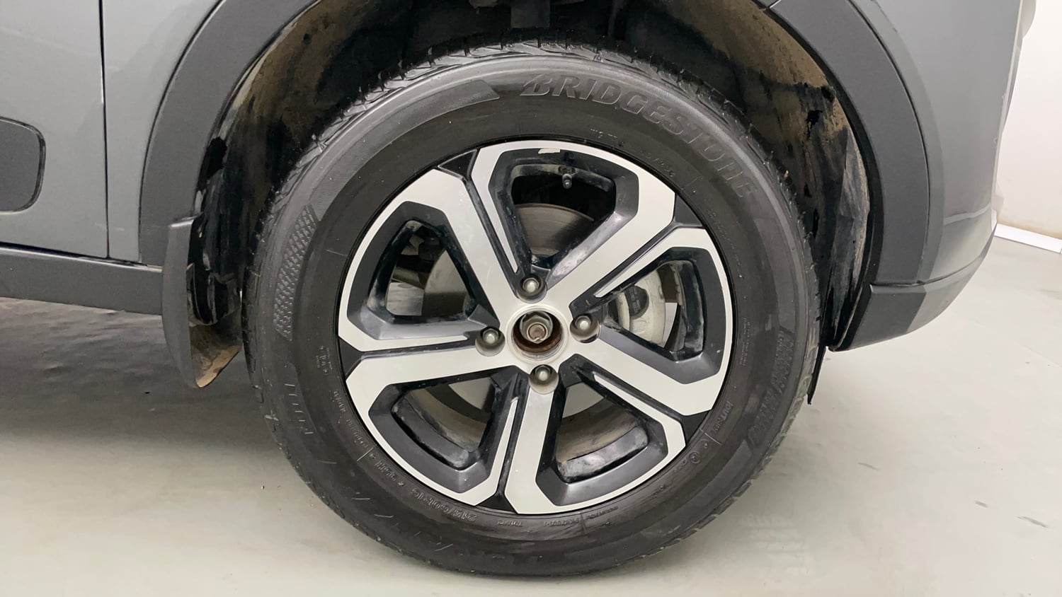 Used 2023 Tata Nexon XZ Plus Petrol Manual tyres RIGHT FRONT TYRE RIM VIEW