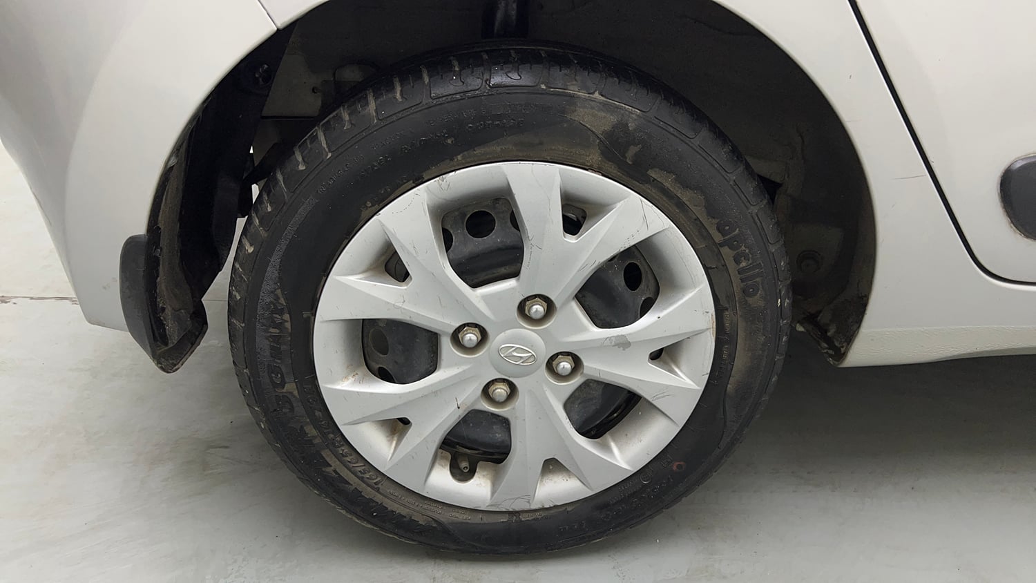 Used 2016 Hyundai Grand i10 Sportz 1.2 Kappa VTVT Petrol Manual tyres RIGHT REAR TYRE RIM VIEW