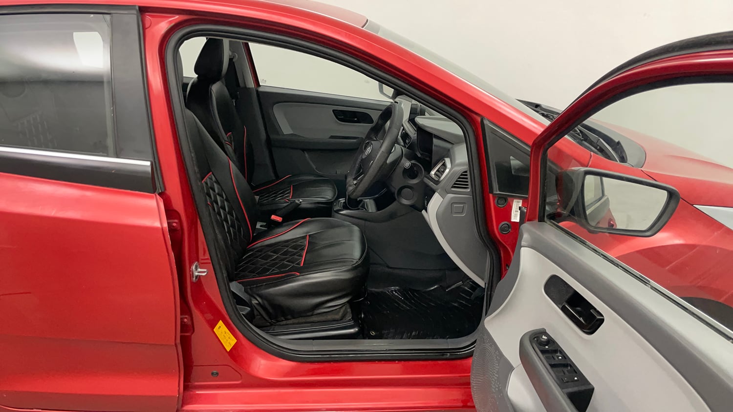 Used 2020 Tata Altroz XT Petrol Petrol Manual interior RIGHT SIDE FRONT DOOR CABIN VIEW