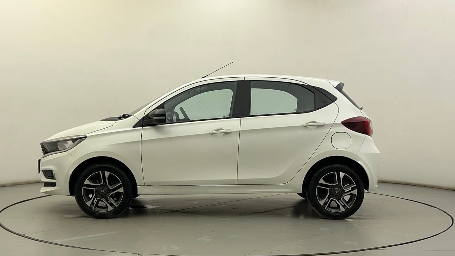 Used 2020 Tata Tiago XZ Plus Petrol Manual exterior LEFT SIDE VIEW