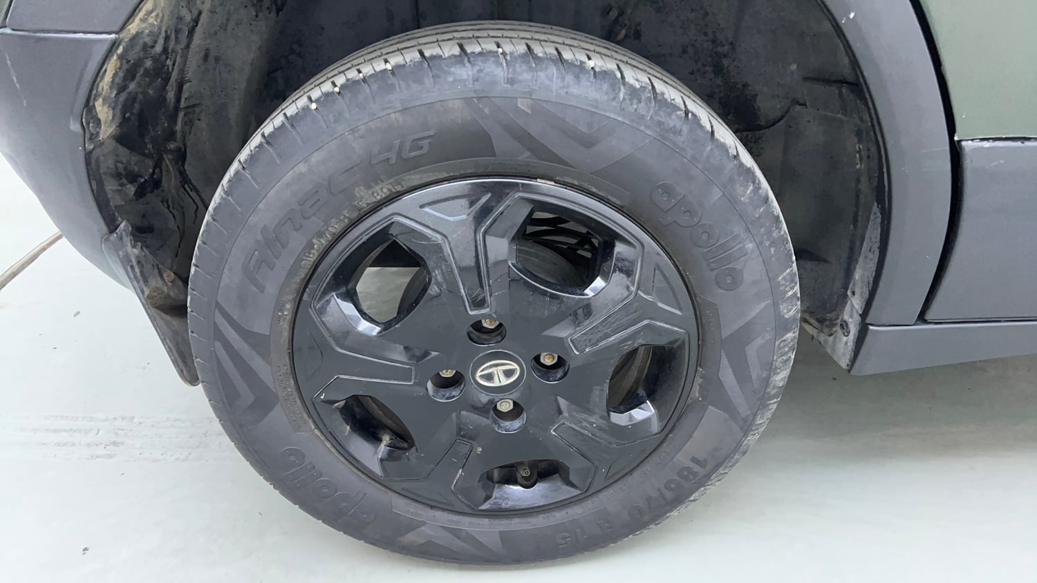Used 2022 Tata Punch Accomplished AMT Petrol Automatic tyres RIGHT REAR TYRE RIM VIEW