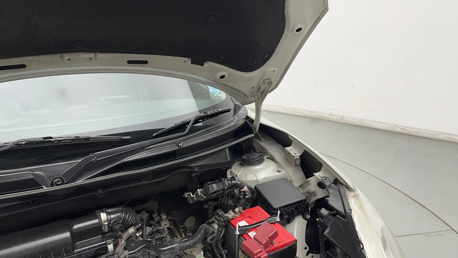 Used 2018 Maruti Suzuki Swift ZXi AMT Petrol Automatic engine ENGINE LEFT SIDE HINGE & APRON VIEW